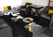 salon avec tables en forme de lettres